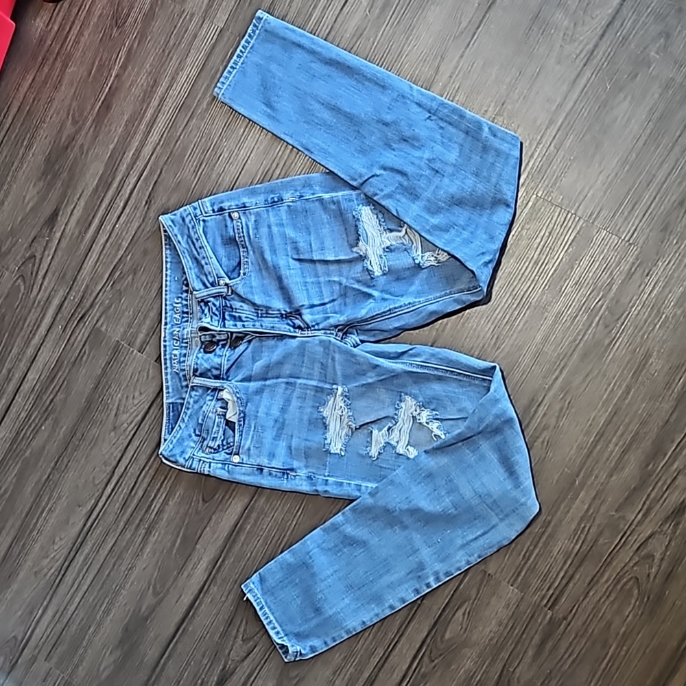 Distressed tomgirl jeans
